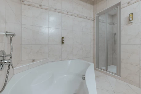 Hotel Kerschdorfer Zillertal Familien Suite Bad mit Badewanne und Dusche