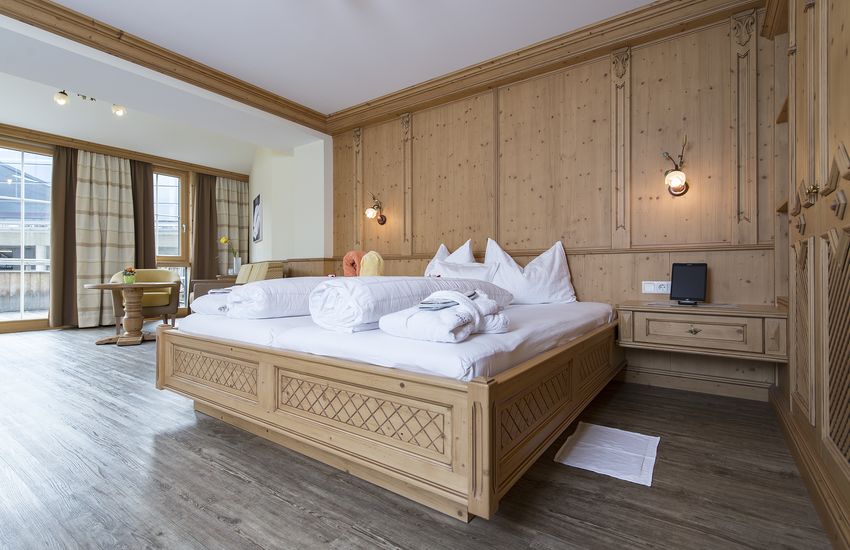 gemütliches Doppelbett in der Juniorsuite Tirol deluxe
