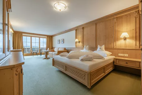Hotel Kerschdorfer Zillertal Juniorsuite Hochzillertal Wohn-Schlafbereich