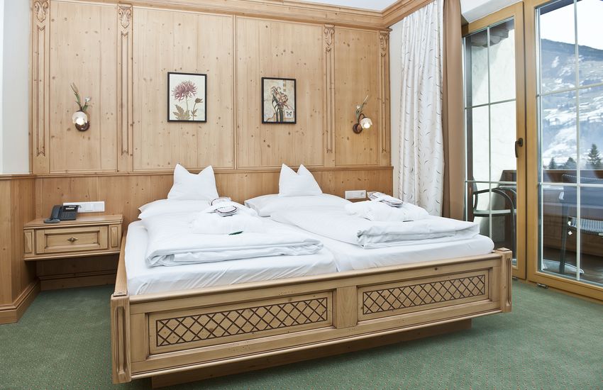 Doppelbett im Doppelzimmer Tirol