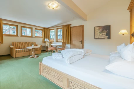 Hotel Kerschdorfer Zillertal Familien Suite Schlafzimmer mit Sitzecke