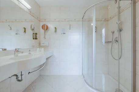Hotel Kerschdorfer Zillertal Juniorsuite Zillertal Badezimmer mit Dusche