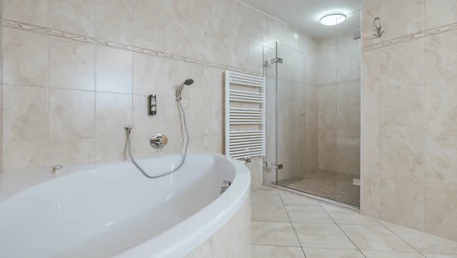 Hotel Kerschdorfer Zillertal Panorama Suite Badezimmer mit Badewanne und Dusche