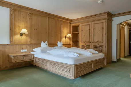Hotel Kerschdorfer Zillertal Juniorsuite Hochzillertal Doppelbett 