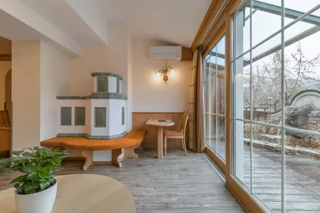 Hotel Kerschdorfer Zillertal Juniorsuite Tirol deluxe Sitzecke mit Kachelofen