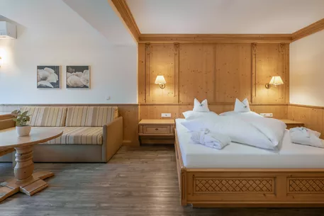 Hotel Kerschdorfer Zillertal Juniorsuite Tirol Bett und Sitzecke