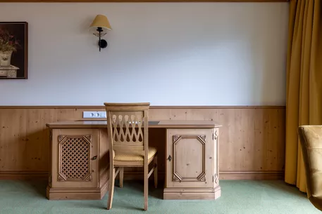 Hotel Kerschdorfer Zillertal Juniorsuite Hochzillertal Schreibtisch
