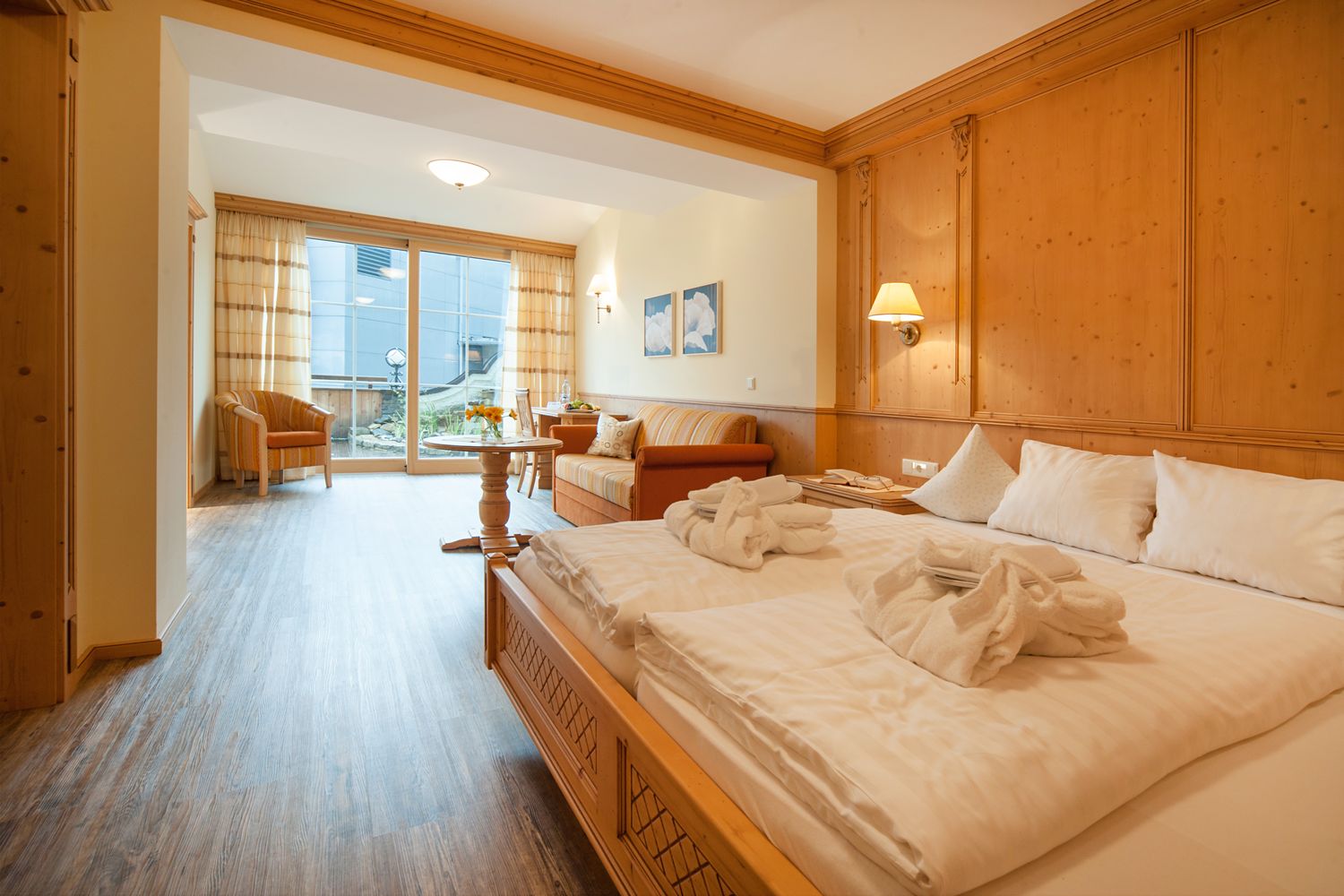 heller kombinierter Wohn und Schlafbereich in der Juniorsuite Tirol