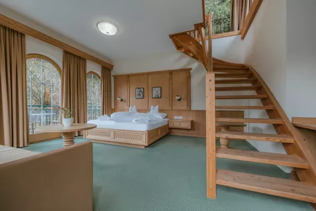 Panorama Suite Bett und Treppe - Hotel Kerschdorfer, Kaltenbach Zillertal