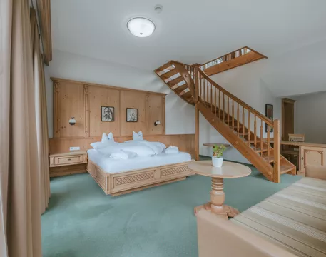Hotel Kerschdorfer Zillertal Panorama Suite Sitzecke und Doppelbett