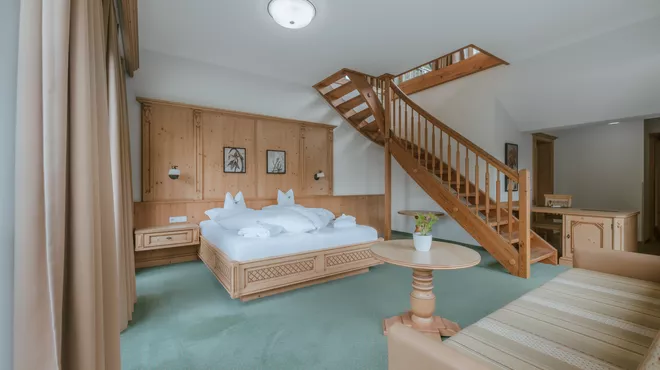 Hotel Kerschdorfer Zillertal Panorama Suite Sitzecke und Doppelbett