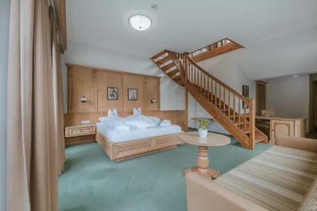Hotel Kerschdorfer Zillertal Panorama Suite Sitzecke und Doppelbett