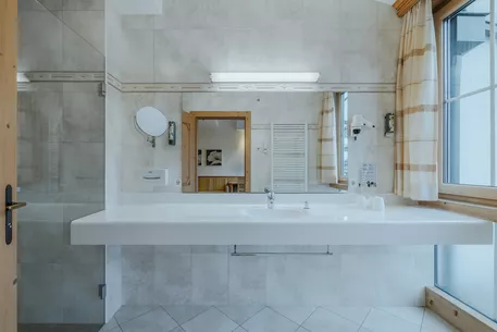 Hotel Kerschdorfer Zillertal Juniorsuite Tirol Badezimmer mit großen Waschtisch
