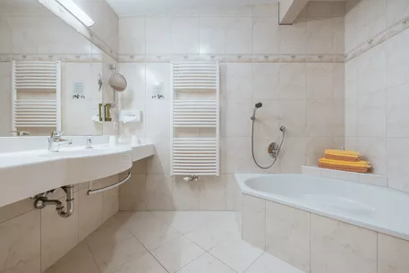 Hotel Kerschdorfer Zillertal Familien Suite Badezimmer mit Badewanne