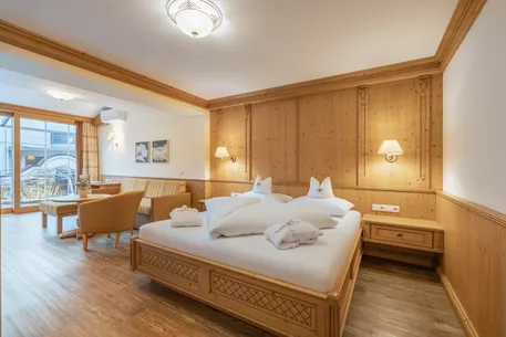 Hotel Kerschdorfer Zillertal Juniorsuite Tirol Bett und Sitzbereich