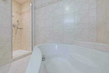 Hotel Kerschdorfer Zillertal Wellness Suite mit Badewanne und Dusche