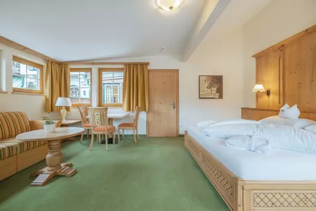 Hotel Kerschdorfer Zillertal Familien Suite Schlafzimmer mit Sitzecke