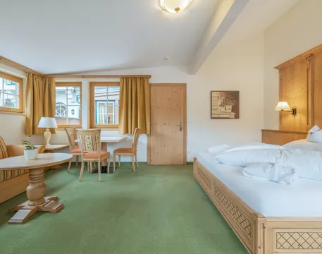 Hotel Kerschdorfer Zillertal Familien Suite Schlafzimmer mit Sitzecke