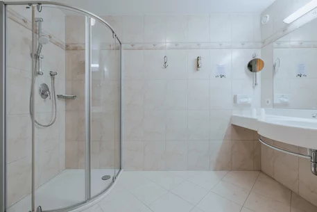 Hotel Kerschdorfer Zillertal Juniorsuite Hochzillertal Badezimmer mit Dusche