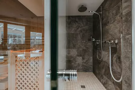 Dusche im Wellnessbereich - Hotel Kerschdorfer, Kaltenbach Zillertal